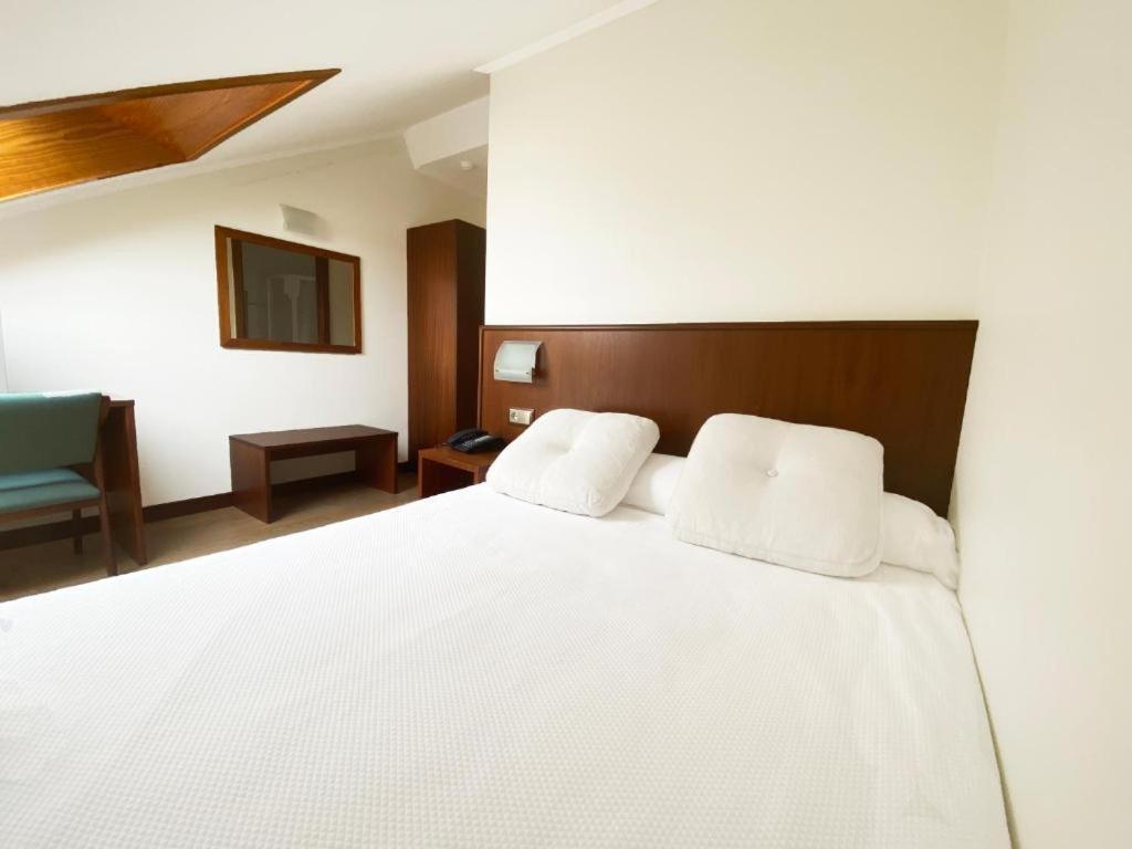 Hotel Entrerobles Sabaris Exterior photo